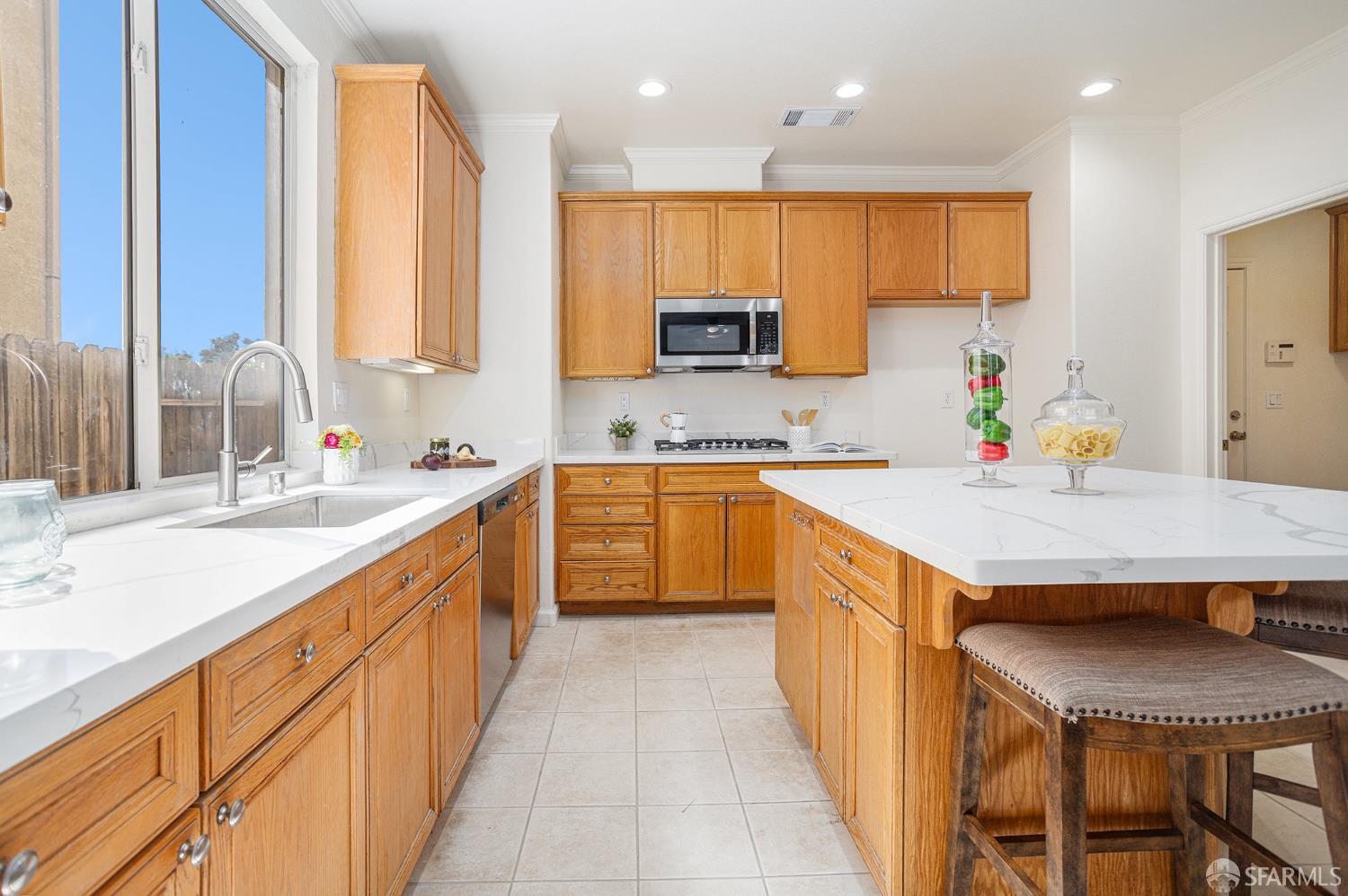 Detail Gallery Image 16 of 44 For 1845 Kern Mountain Way, Antioch,  CA 94531 - 5 Beds | 2/1 Baths