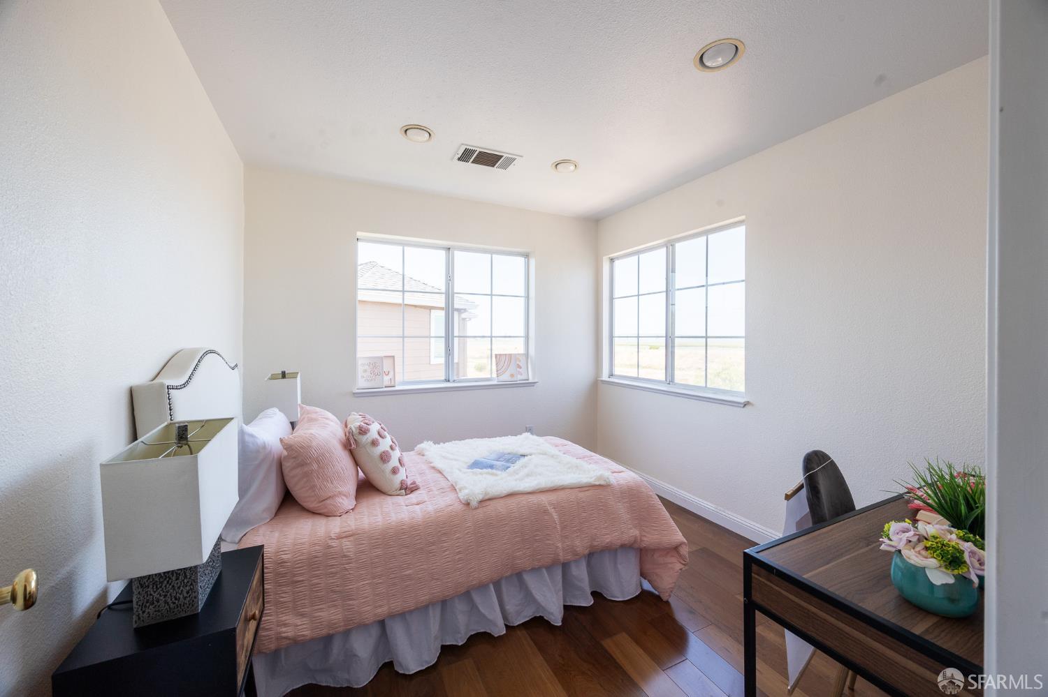 Detail Gallery Image 36 of 58 For 3044 Whisperwave Cir, Redwood City,  CA 94065 - 4 Beds | 2/1 Baths