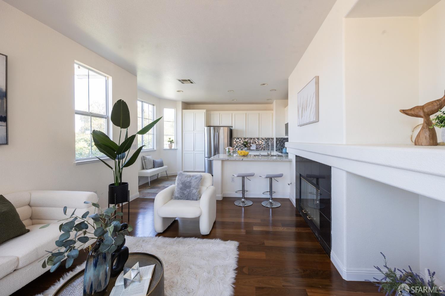Detail Gallery Image 5 of 58 For 3044 Whisperwave Cir, Redwood City,  CA 94065 - 4 Beds | 2/1 Baths