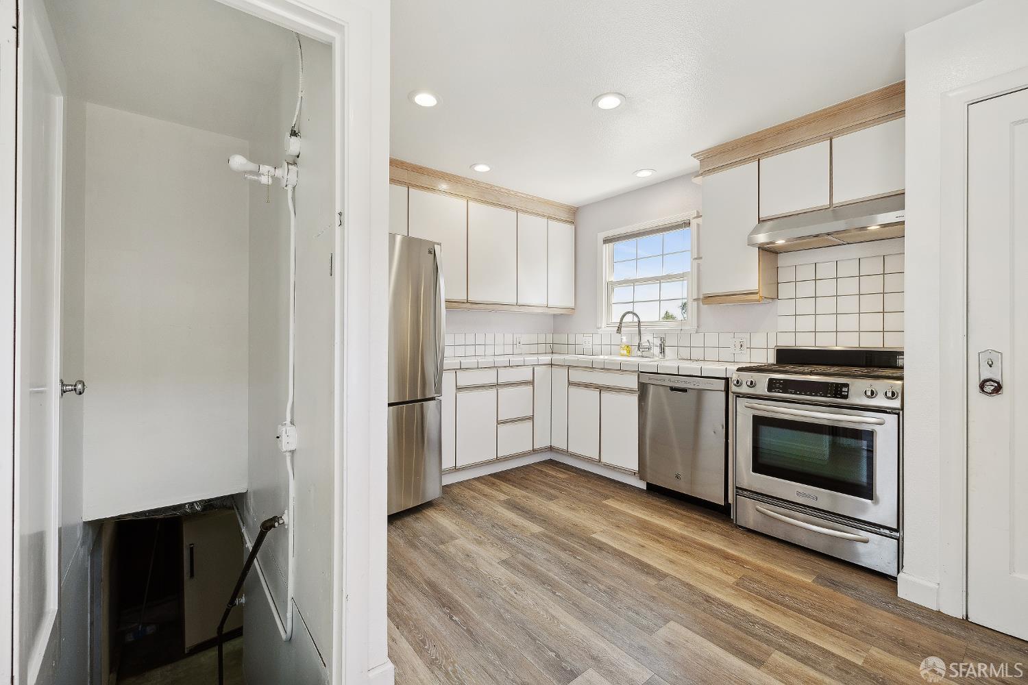 Detail Gallery Image 4 of 20 For 556 Cherry Ave, San Bruno,  CA 94066 - 2 Beds | 1 Baths
