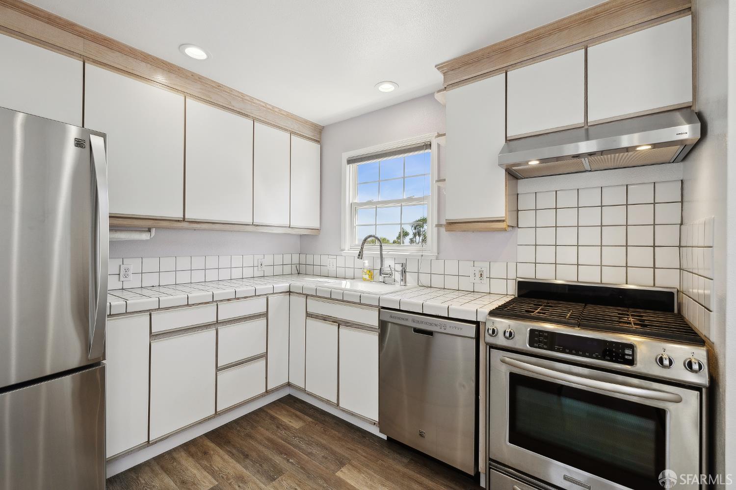Detail Gallery Image 5 of 20 For 556 Cherry Ave, San Bruno,  CA 94066 - 2 Beds | 1 Baths