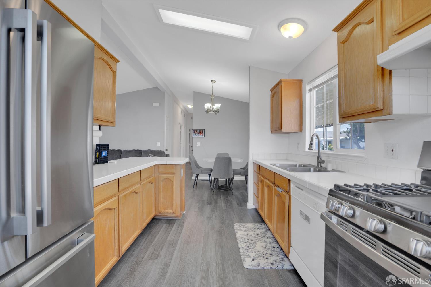 Detail Gallery Image 10 of 30 For 2240 Stillwell Dr, Hayward,  CA 94545 - 3 Beds | 2 Baths