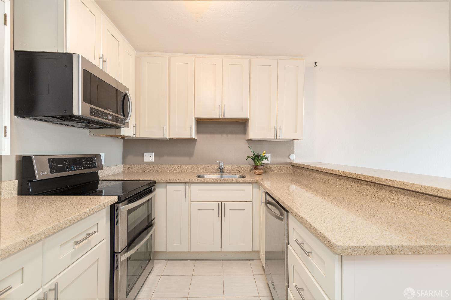 Detail Gallery Image 4 of 11 For 646 Corbett Ave #305,  San Francisco,  CA 94114 - 1 Beds | 1 Baths