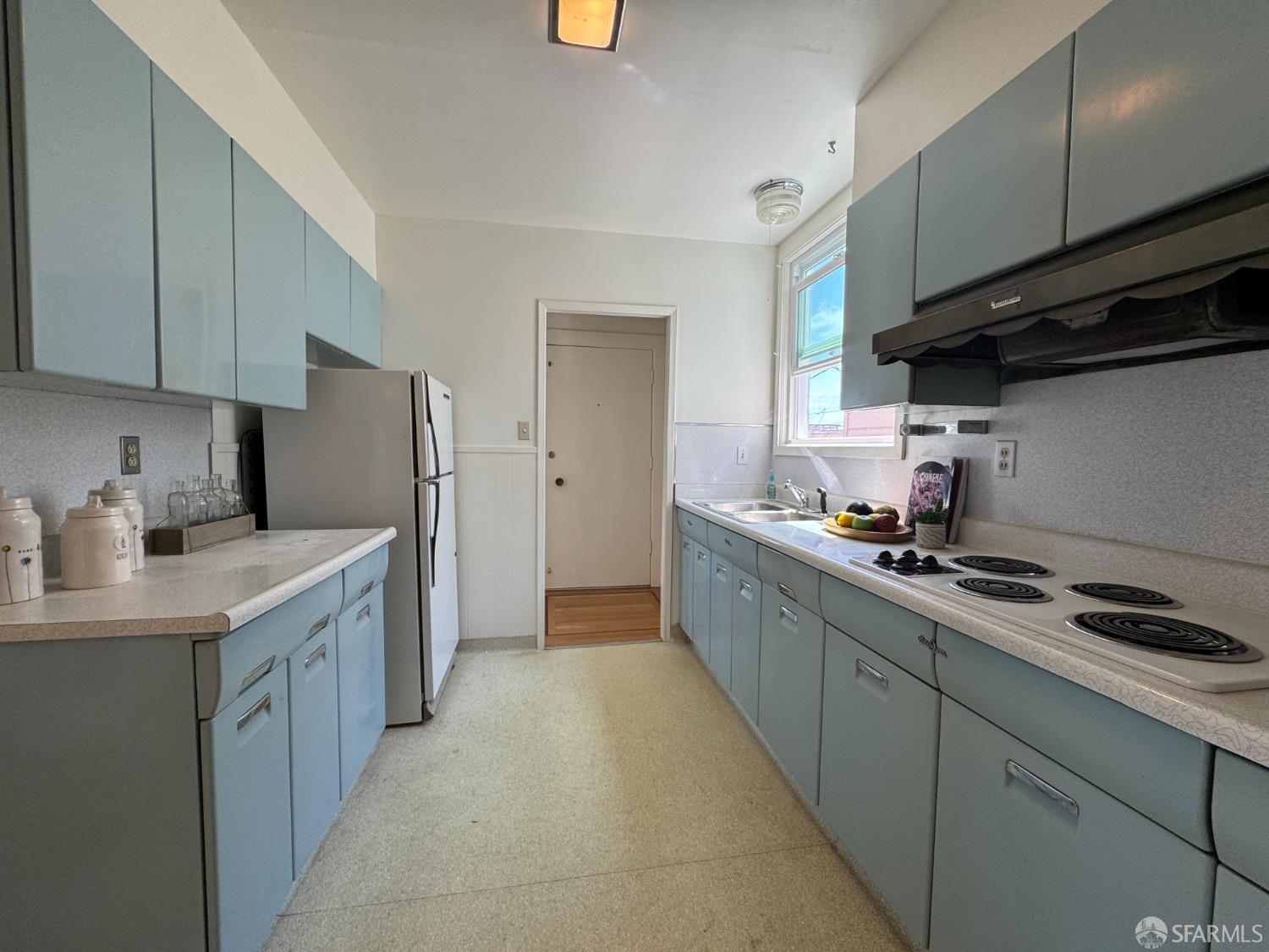 Detail Gallery Image 9 of 45 For 400 Holyoke St, San Francisco,  CA 94127 - 3 Beds | 2 Baths