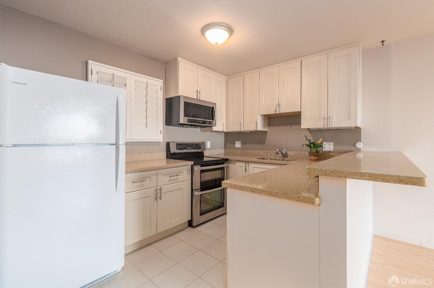 Detail Gallery Image 3 of 11 For 646 Corbett Ave #305,  San Francisco,  CA 94114 - 1 Beds | 1 Baths