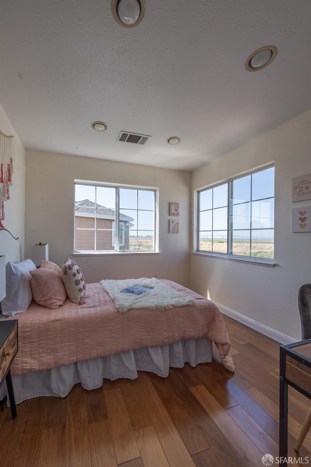 Detail Gallery Image 37 of 58 For 3044 Whisperwave Cir, Redwood City,  CA 94065 - 4 Beds | 2/1 Baths