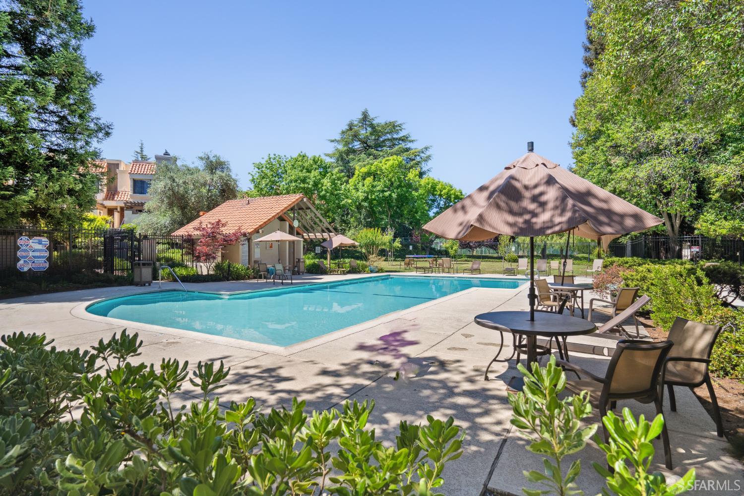 Detail Gallery Image 2 of 36 For 539 Pimlico Ct, Walnut Creek,  CA 94597 - 2 Beds | 2/1 Baths