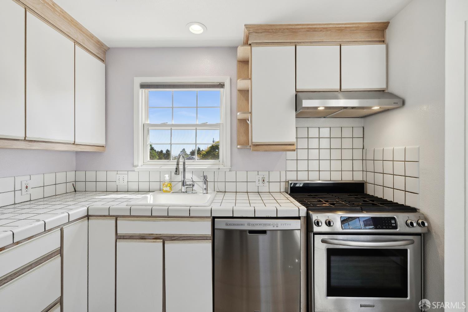 Detail Gallery Image 6 of 20 For 556 Cherry Ave, San Bruno,  CA 94066 - 2 Beds | 1 Baths