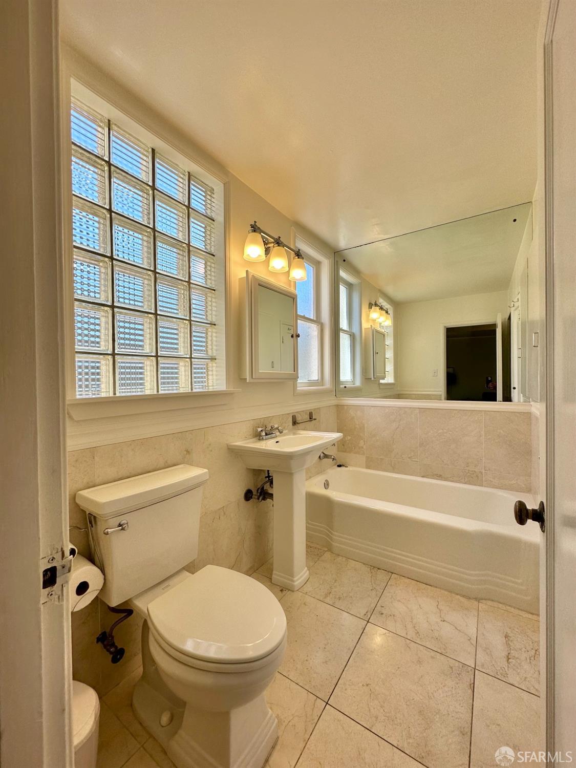 Detail Gallery Image 8 of 15 For 2006 Laguna St #2012,  San Francisco,  CA 94115 - 2 Beds | 1 Baths