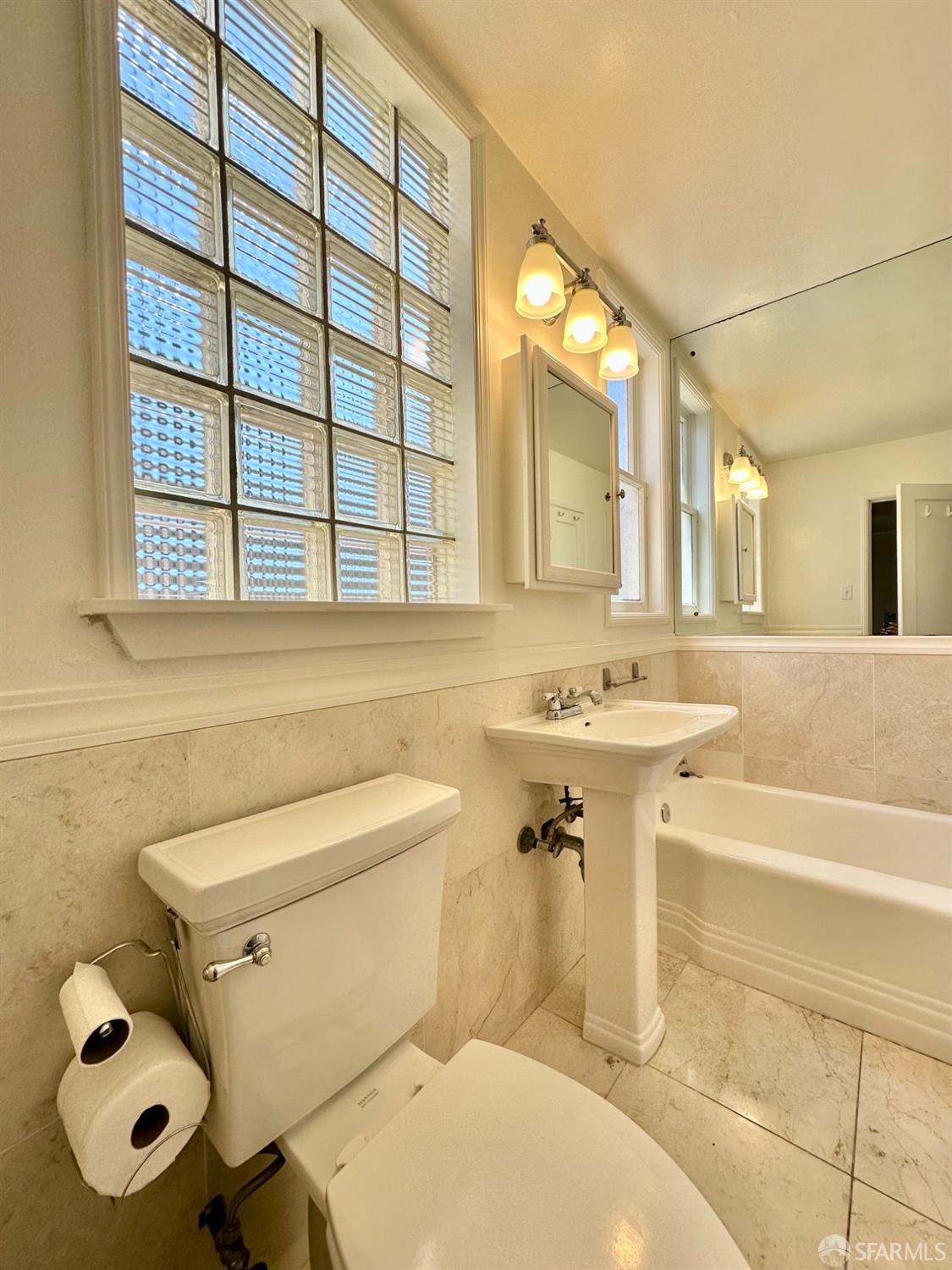 Detail Gallery Image 9 of 15 For 2006 Laguna St #2012,  San Francisco,  CA 94115 - 2 Beds | 1 Baths