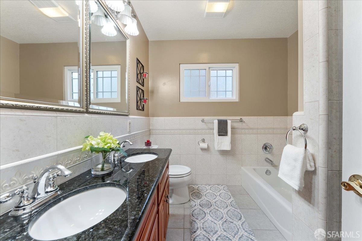 Detail Gallery Image 12 of 28 For 3572 Altamont Way, Redwood City,  CA 94062 - 3 Beds | 2 Baths