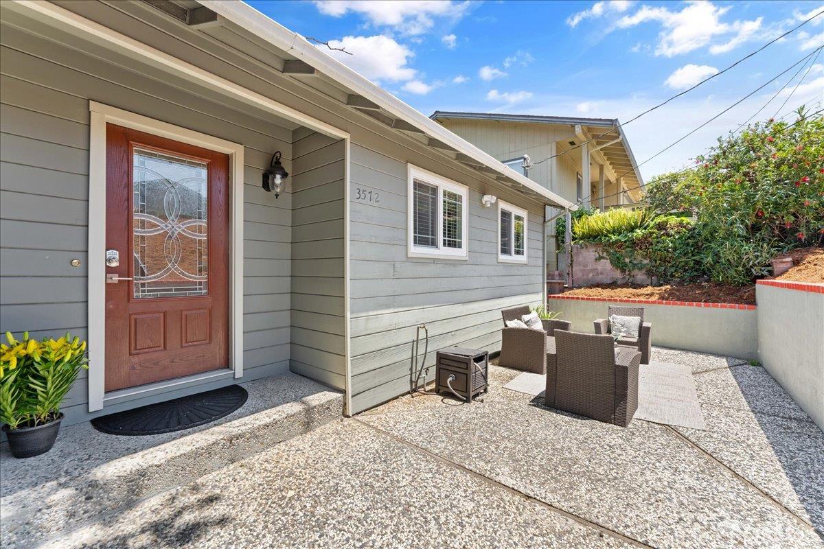 Detail Gallery Image 2 of 28 For 3572 Altamont Way, Redwood City,  CA 94062 - 3 Beds | 2 Baths