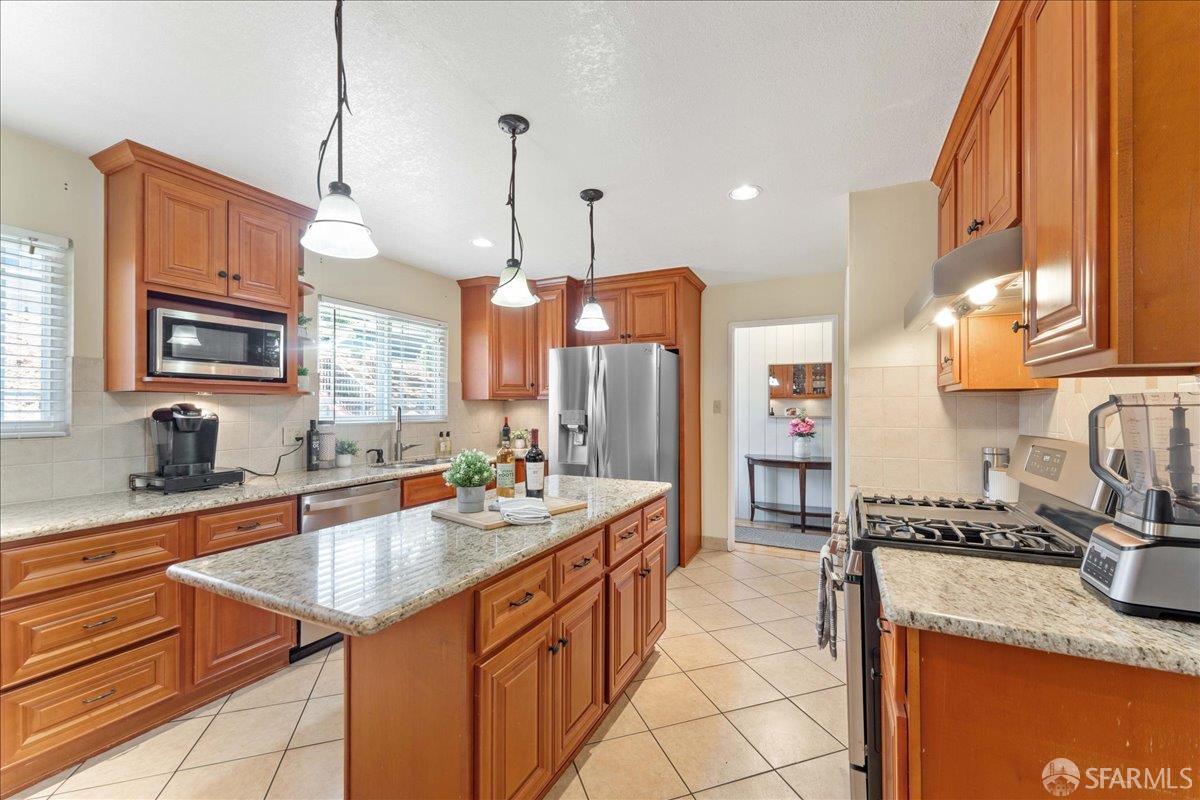 Detail Gallery Image 8 of 28 For 3572 Altamont Way, Redwood City,  CA 94062 - 3 Beds | 2 Baths