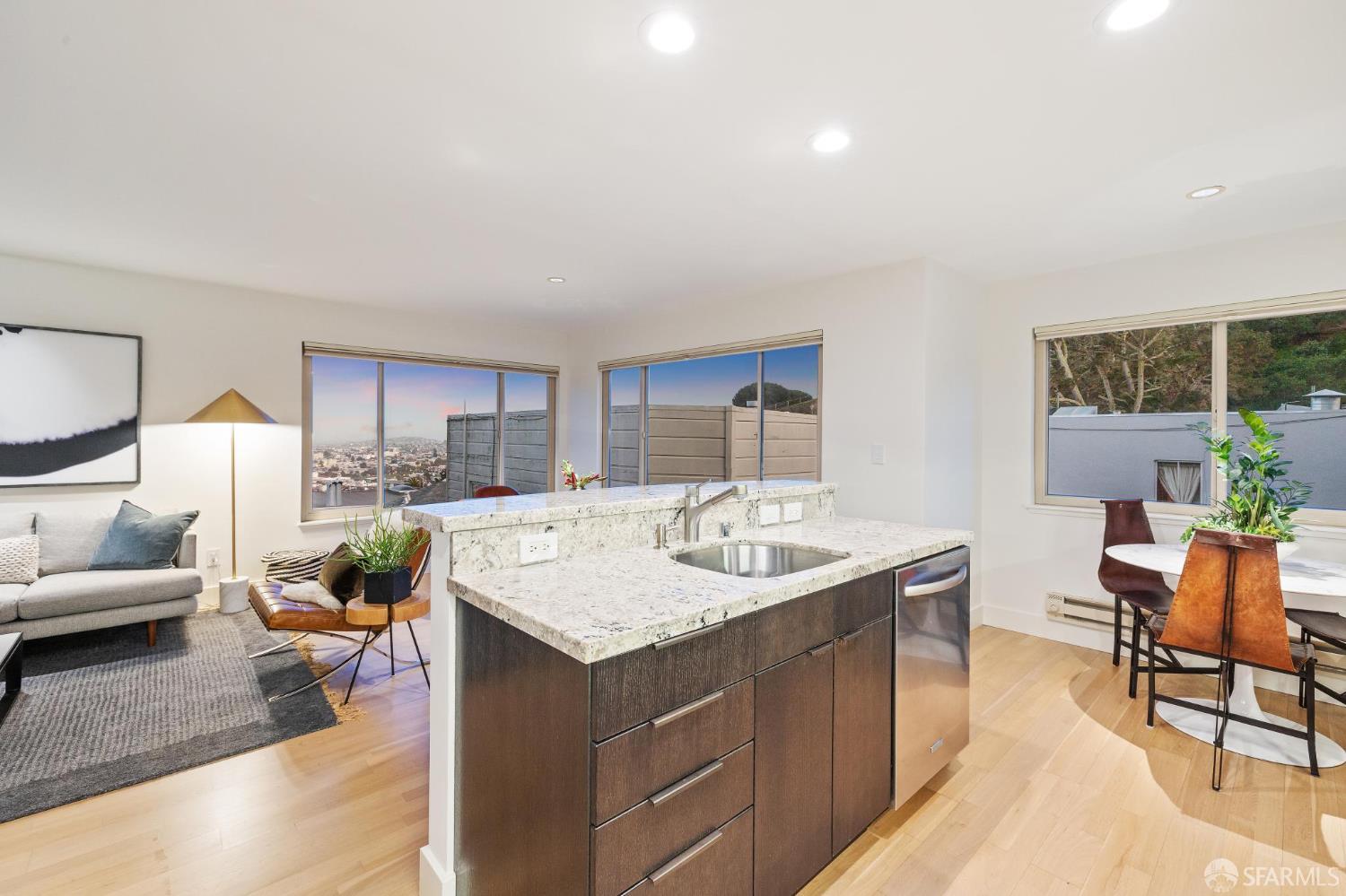 Photo #9: 425042432 Listing: Photo #9