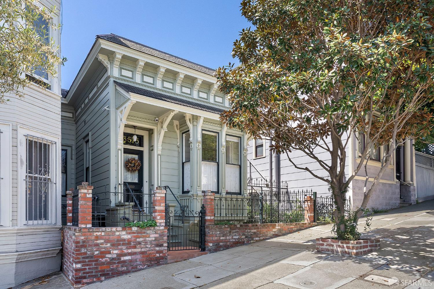 Photo #2: 425045198 Listing 