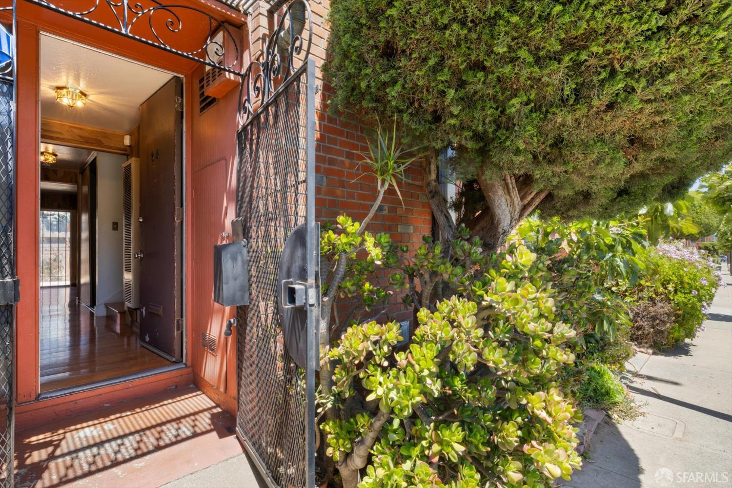 Detail Gallery Image 3 of 46 For 90 Argonaut Ave, San Francisco,  CA 94134 - 4 Beds | 2/1 Baths