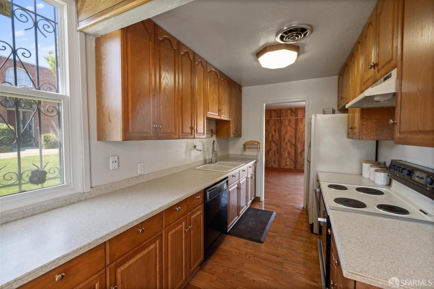 Detail Gallery Image 5 of 46 For 90 Argonaut Ave, San Francisco,  CA 94134 - 4 Beds | 2/1 Baths