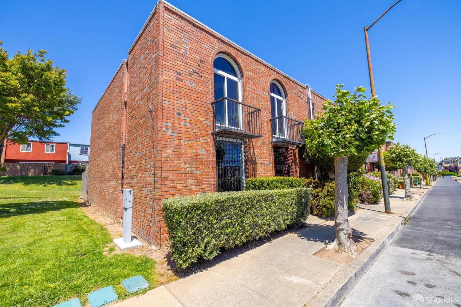 Detail Gallery Image 2 of 46 For 90 Argonaut Ave, San Francisco,  CA 94134 - 4 Beds | 2/1 Baths