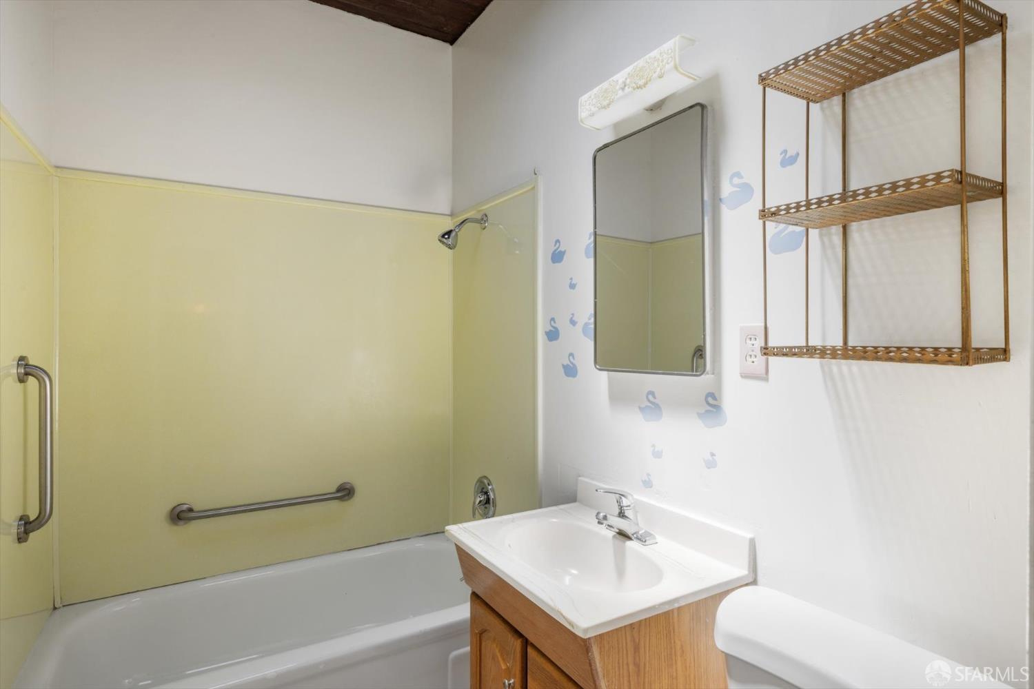Detail Gallery Image 19 of 46 For 90 Argonaut Ave, San Francisco,  CA 94134 - 4 Beds | 2/1 Baths
