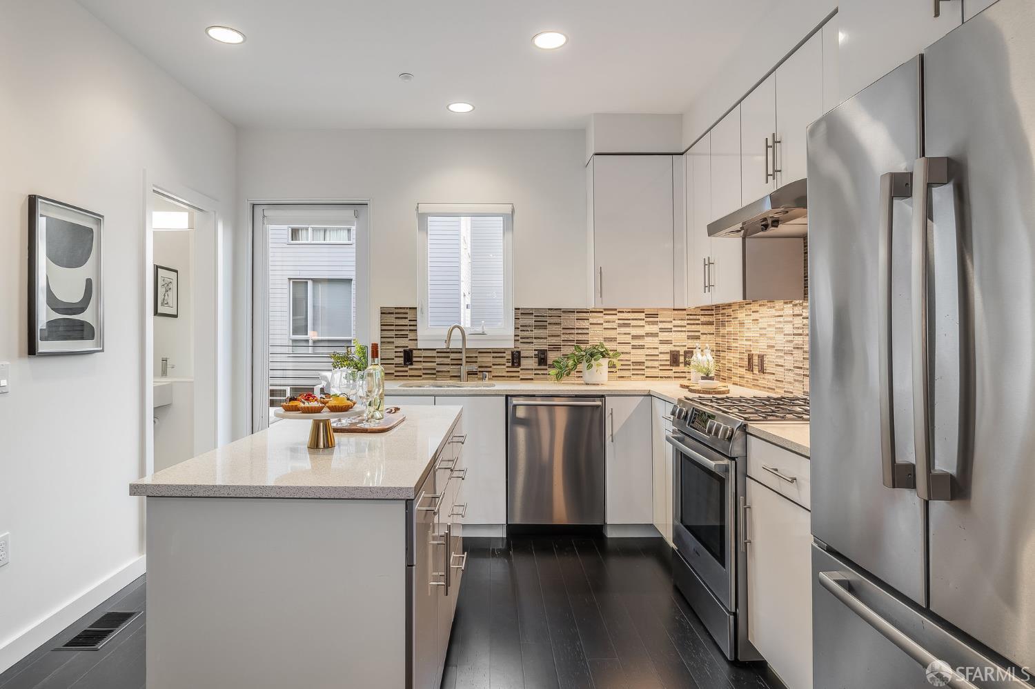 Detail Gallery Image 18 of 72 For 272 Coleman St, San Francisco,  CA 94124 - 3 Beds | 2/1 Baths