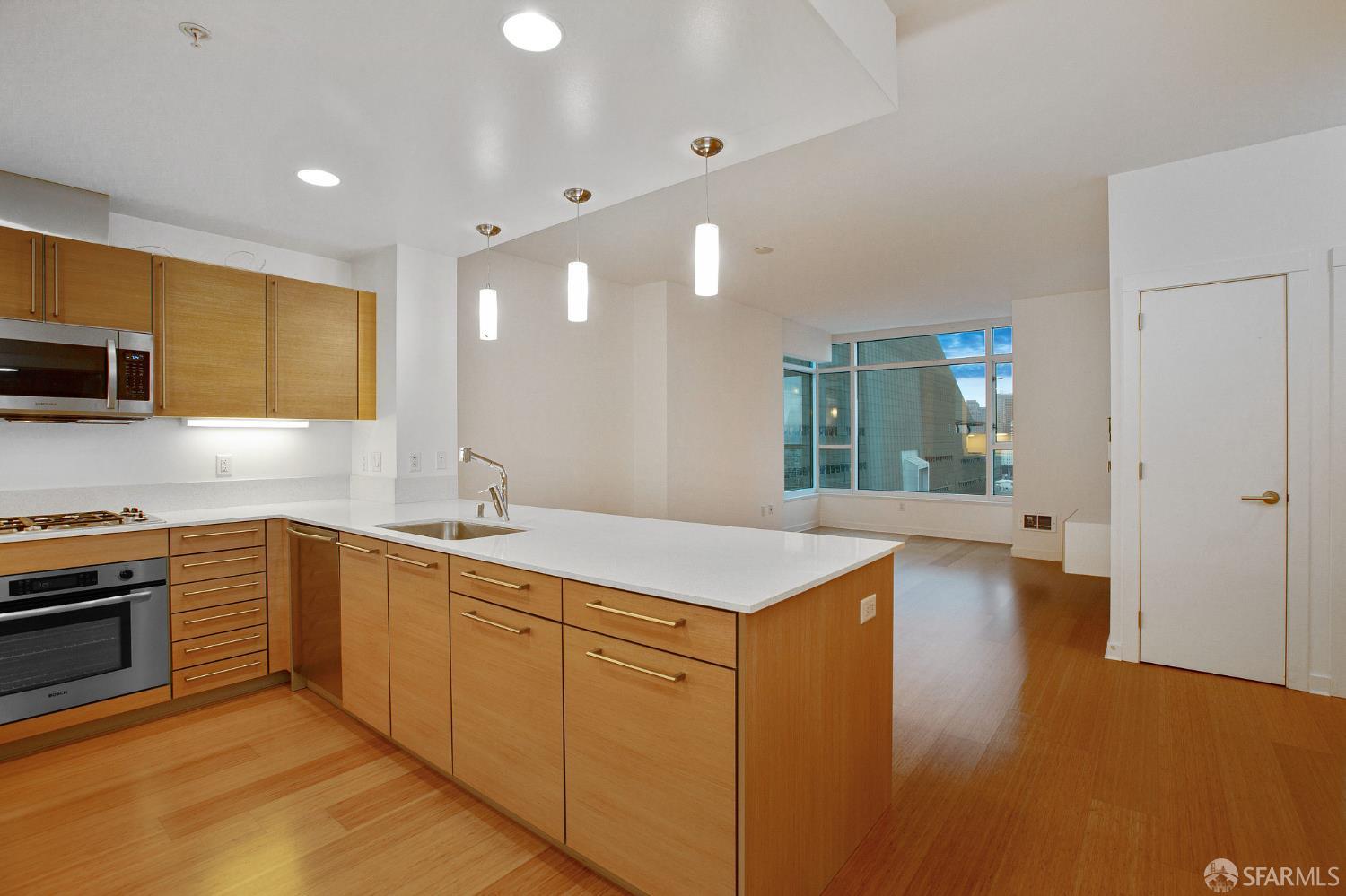 Photo #5: 425047884 Listing 
