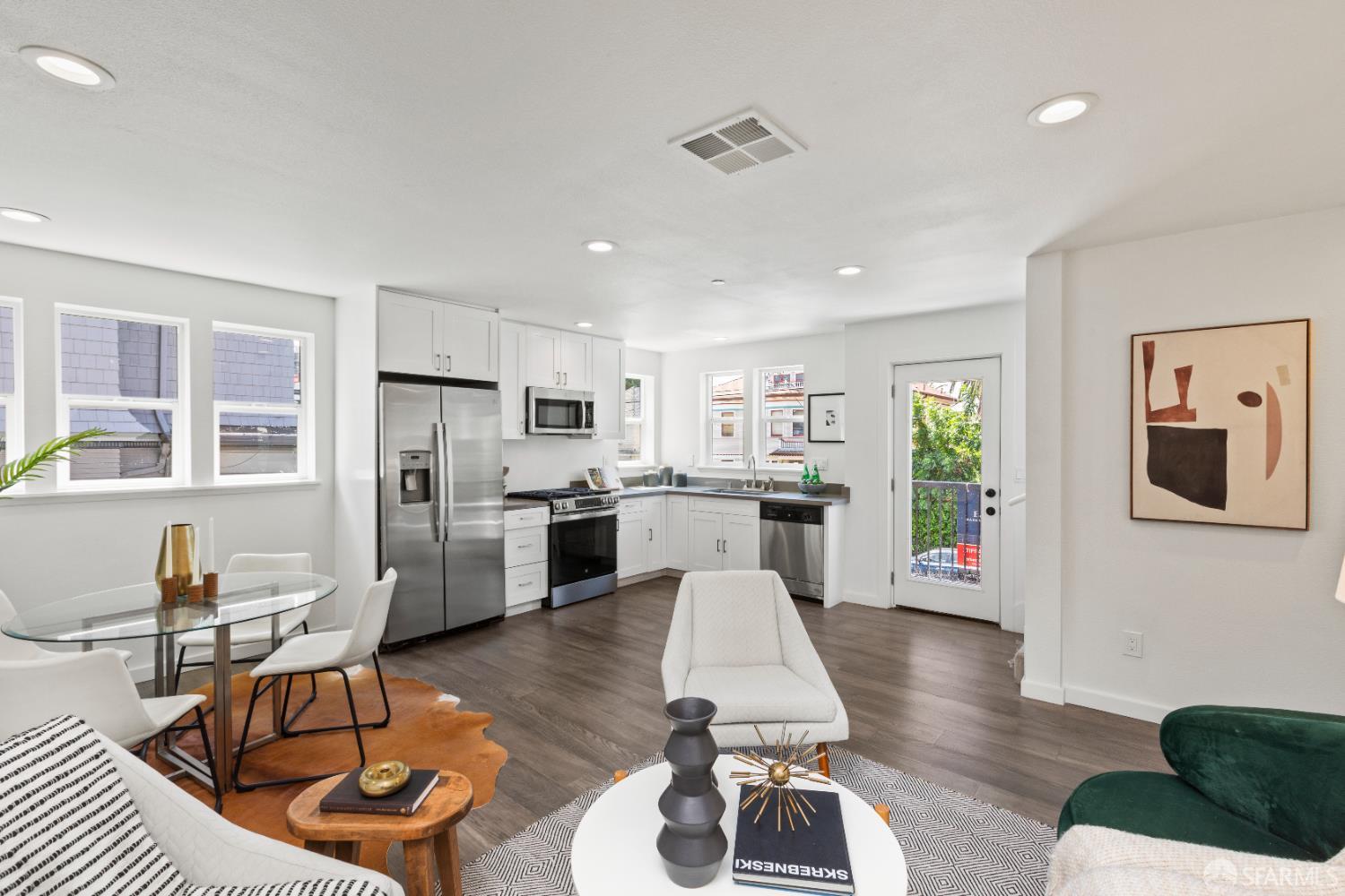 Detail Gallery Image 4 of 27 For 528 32nd St, Oakland,  CA 94609 - 3 Beds | 2 Baths