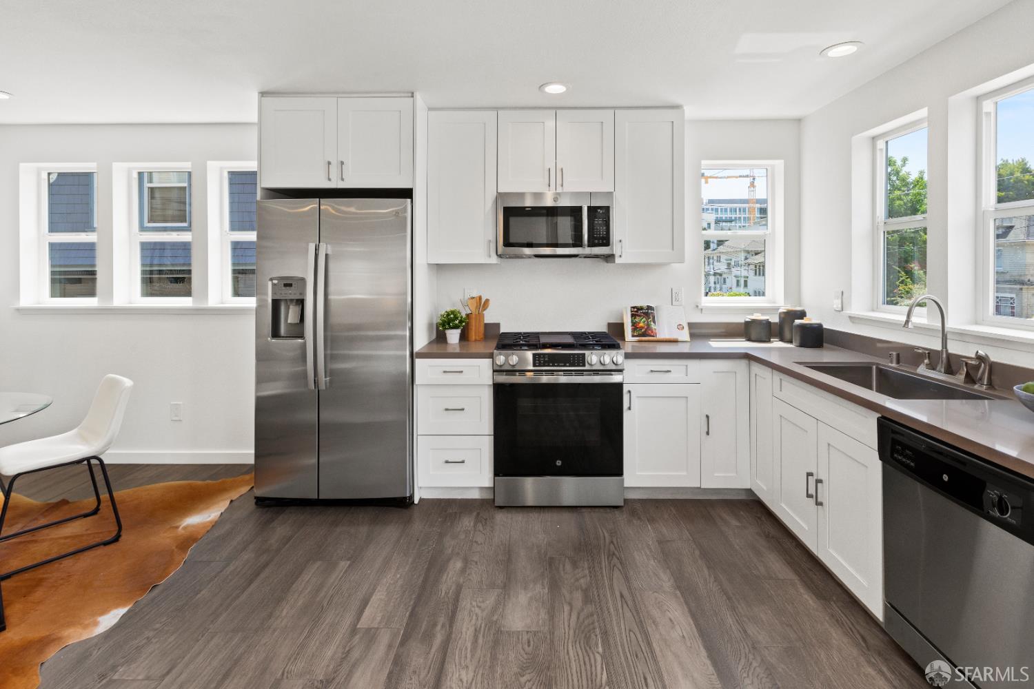 Detail Gallery Image 7 of 27 For 528 32nd St, Oakland,  CA 94609 - 3 Beds | 2 Baths
