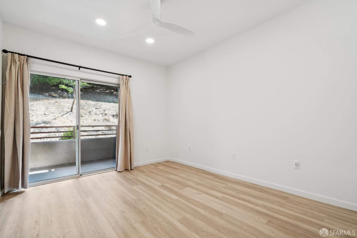 Detail Gallery Image 15 of 33 For 200 Caldecott Ln #208,  Oakland,  CA 94618 - 2 Beds | 2 Baths