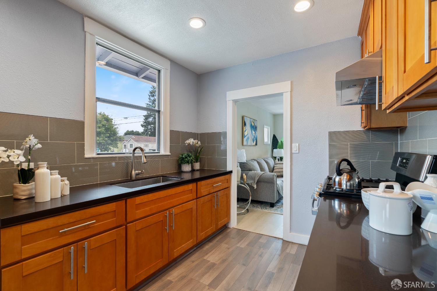 Detail Gallery Image 10 of 22 For 3644 Redding St, Oakland,  CA 94619 - 2 Beds | 1 Baths