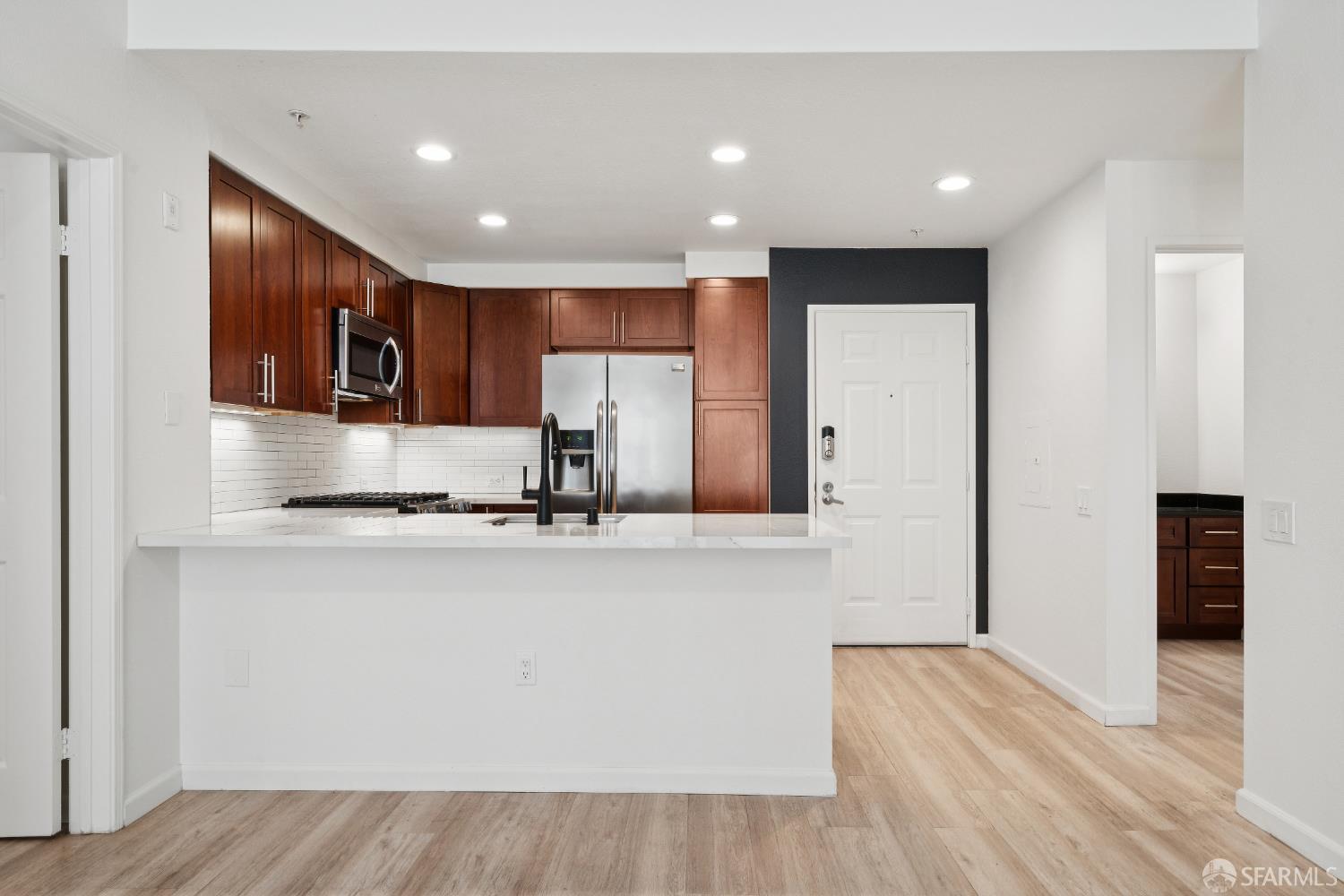 Detail Gallery Image 6 of 33 For 200 Caldecott Ln #208,  Oakland,  CA 94618 - 2 Beds | 2 Baths