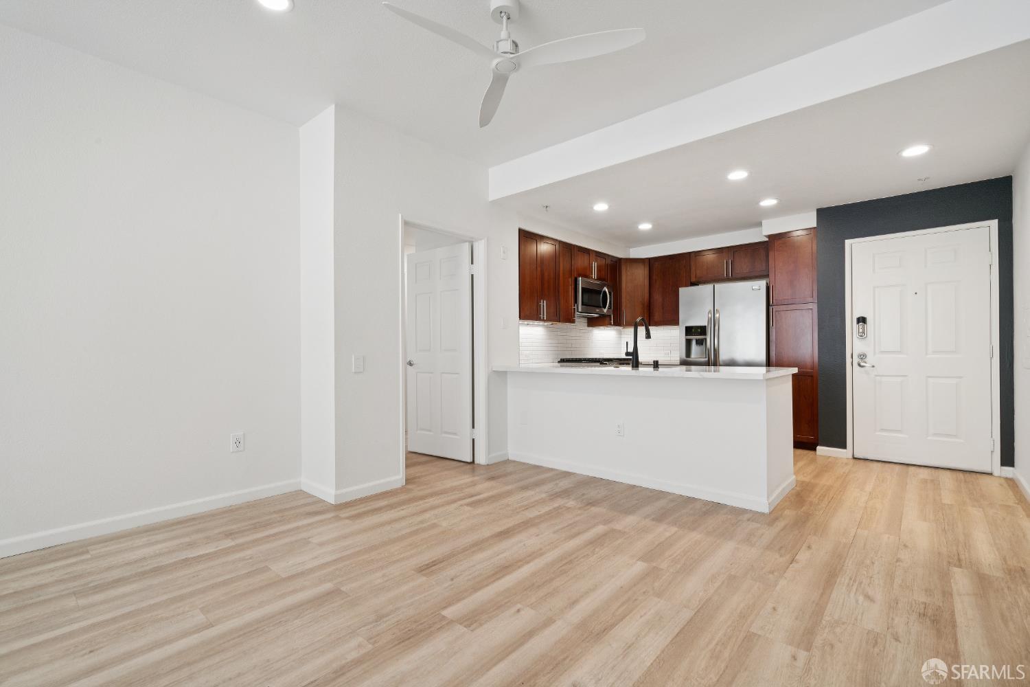 Detail Gallery Image 4 of 33 For 200 Caldecott Ln #208,  Oakland,  CA 94618 - 2 Beds | 2 Baths