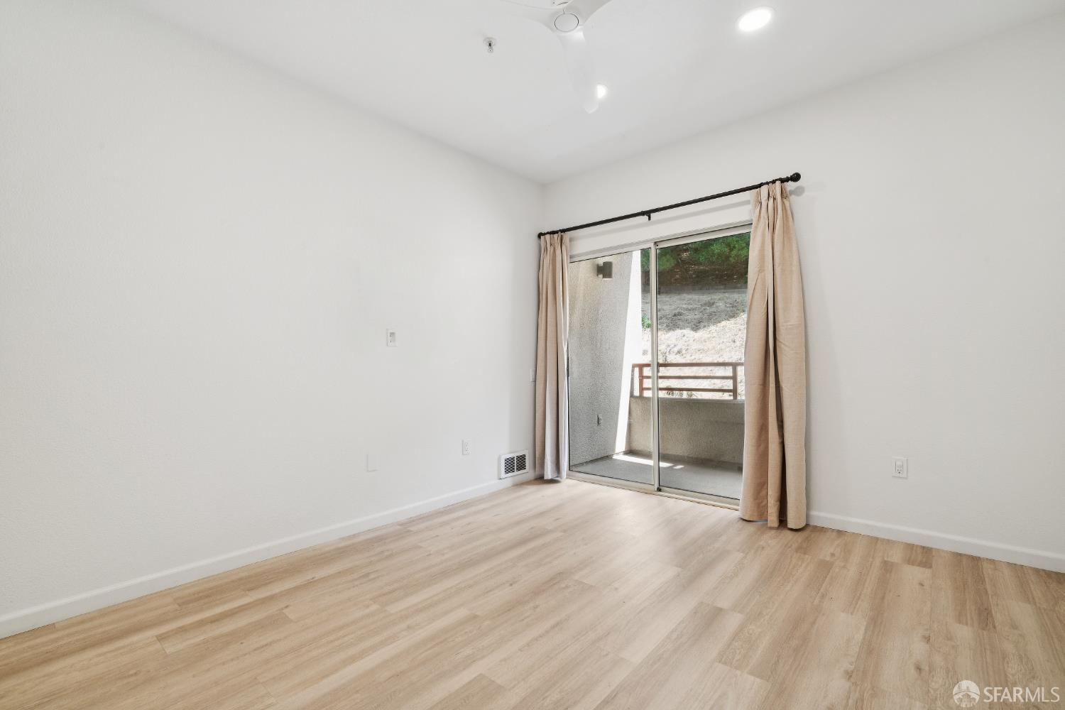 Detail Gallery Image 16 of 33 For 200 Caldecott Ln #208,  Oakland,  CA 94618 - 2 Beds | 2 Baths