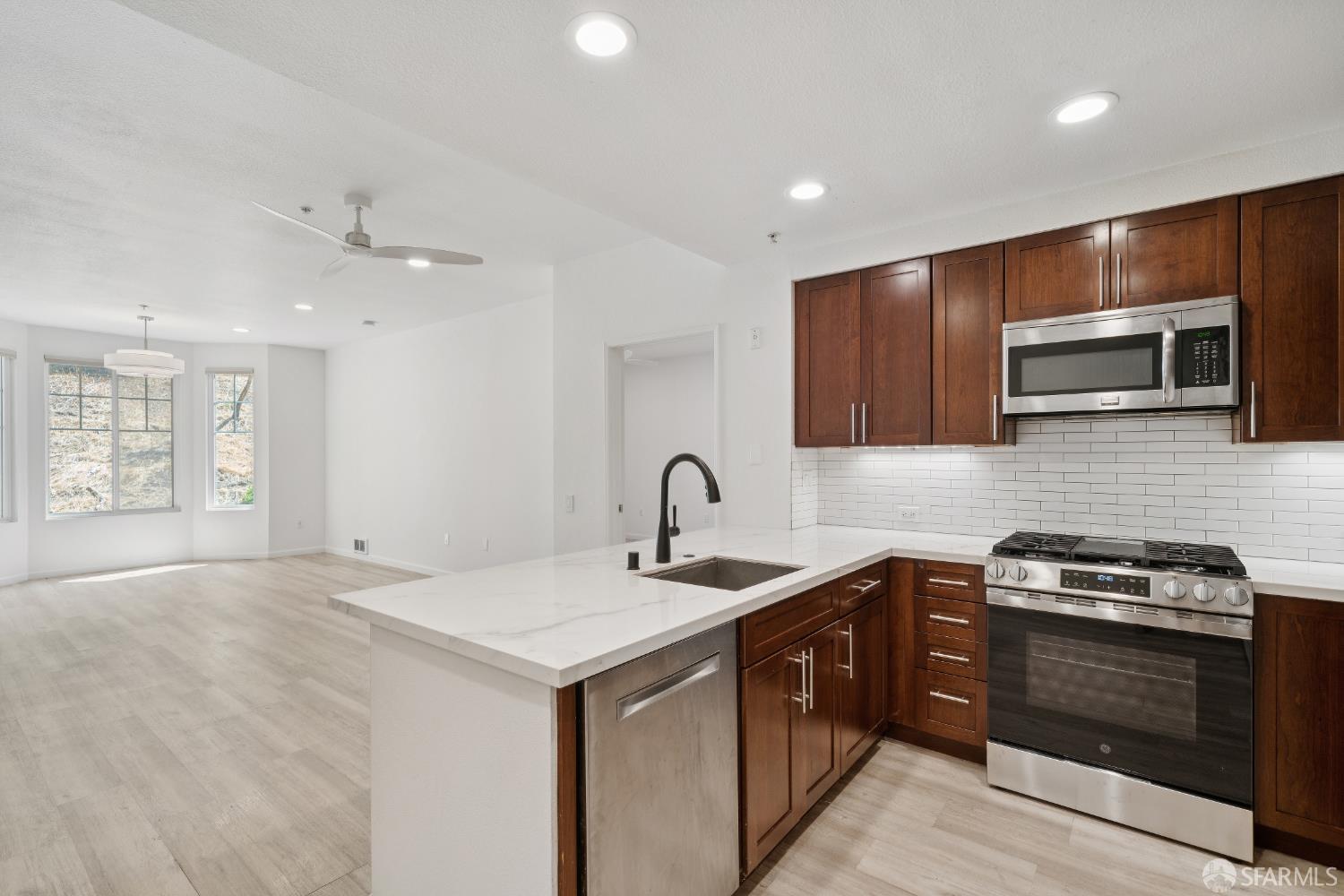 Detail Gallery Image 7 of 33 For 200 Caldecott Ln #208,  Oakland,  CA 94618 - 2 Beds | 2 Baths