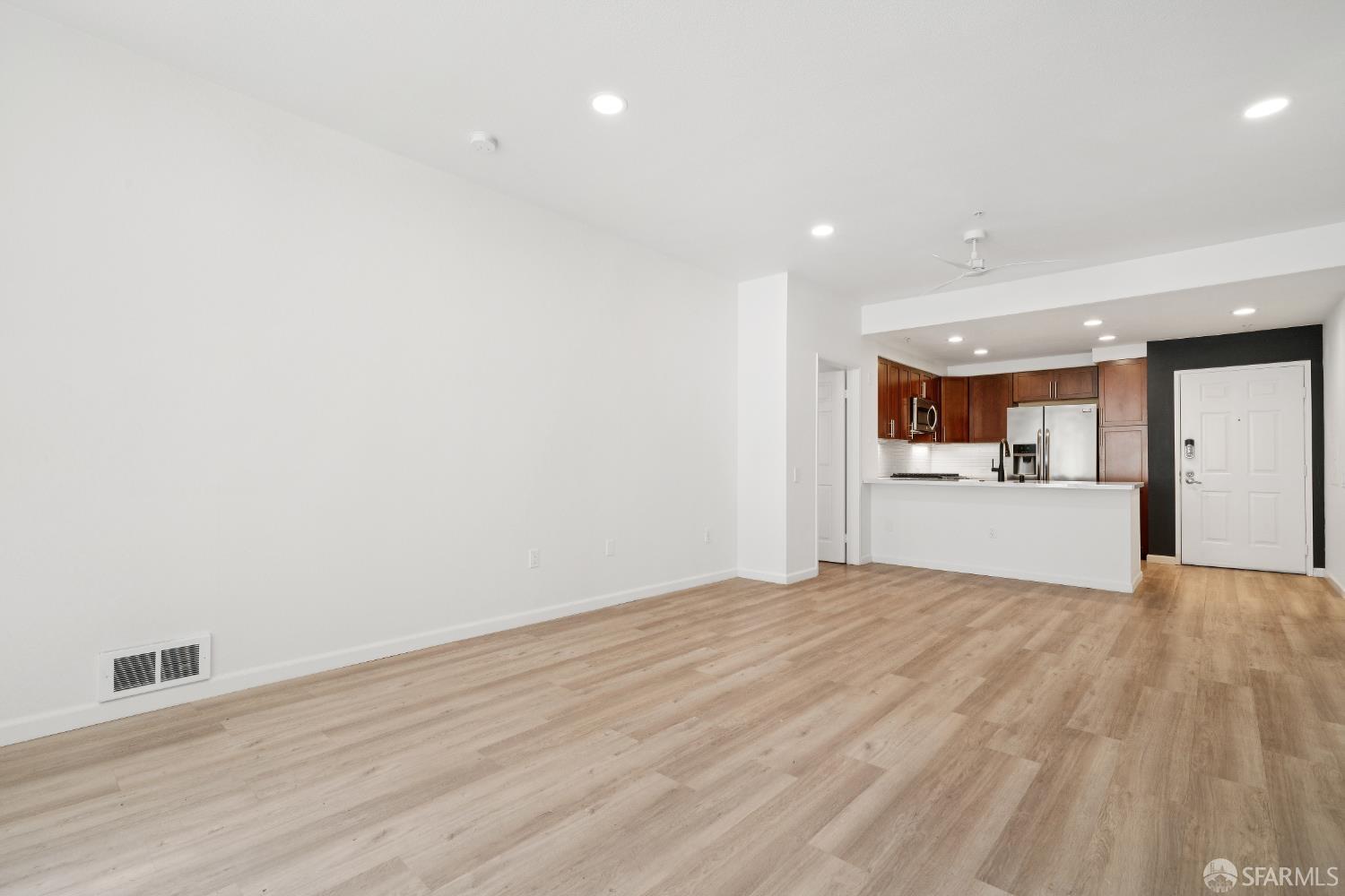 Detail Gallery Image 8 of 33 For 200 Caldecott Ln #208,  Oakland,  CA 94618 - 2 Beds | 2 Baths