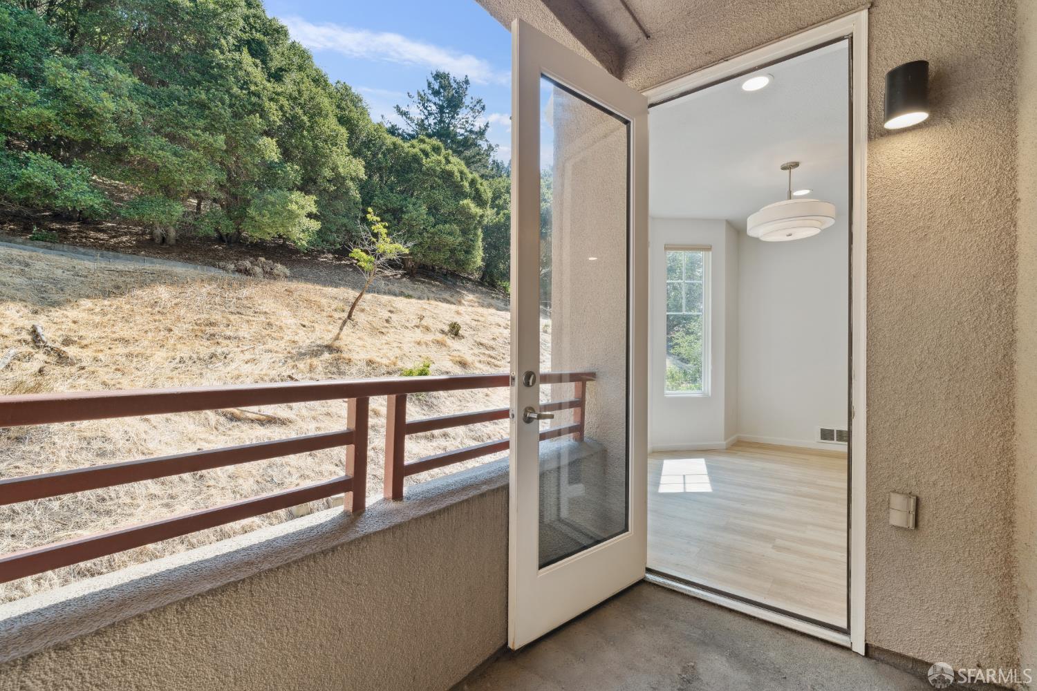 Detail Gallery Image 3 of 33 For 200 Caldecott Ln #208,  Oakland,  CA 94618 - 2 Beds | 2 Baths