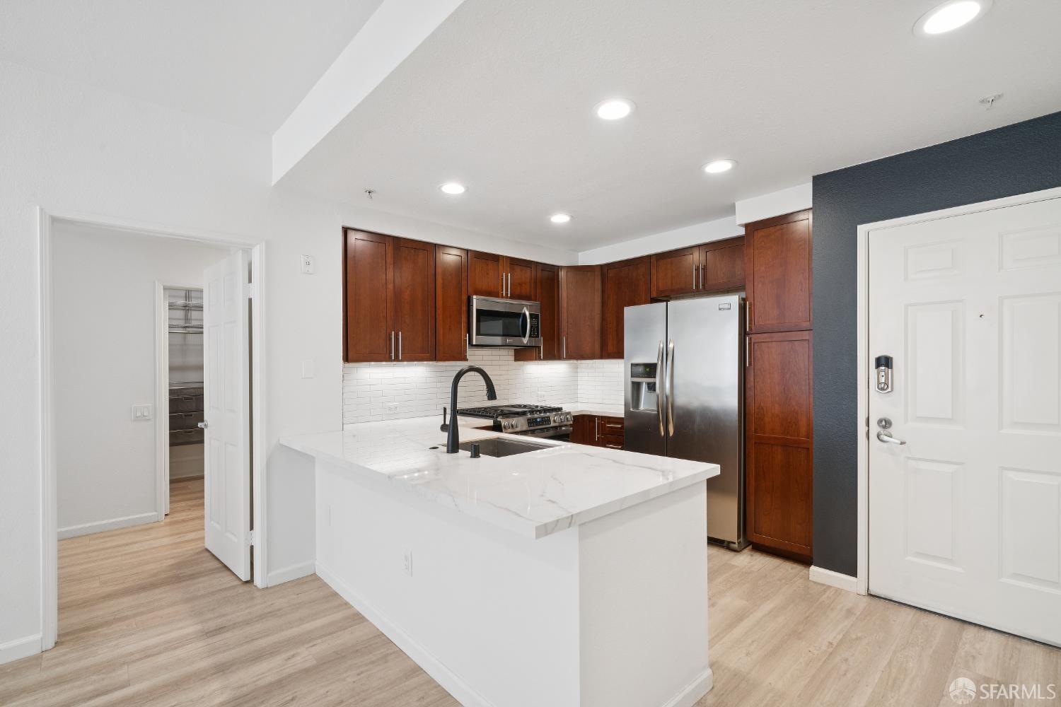 Detail Gallery Image 5 of 33 For 200 Caldecott Ln #208,  Oakland,  CA 94618 - 2 Beds | 2 Baths
