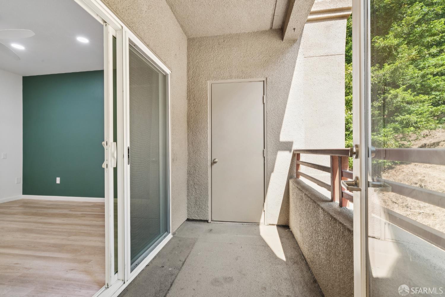 Detail Gallery Image 10 of 33 For 200 Caldecott Ln #208,  Oakland,  CA 94618 - 2 Beds | 2 Baths
