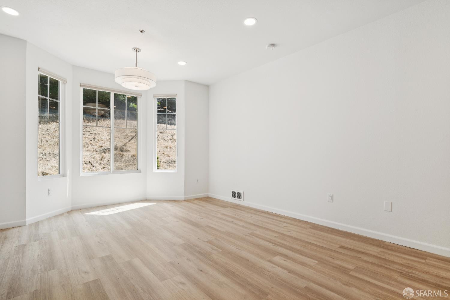 Detail Gallery Image 2 of 33 For 200 Caldecott Ln #208,  Oakland,  CA 94618 - 2 Beds | 2 Baths