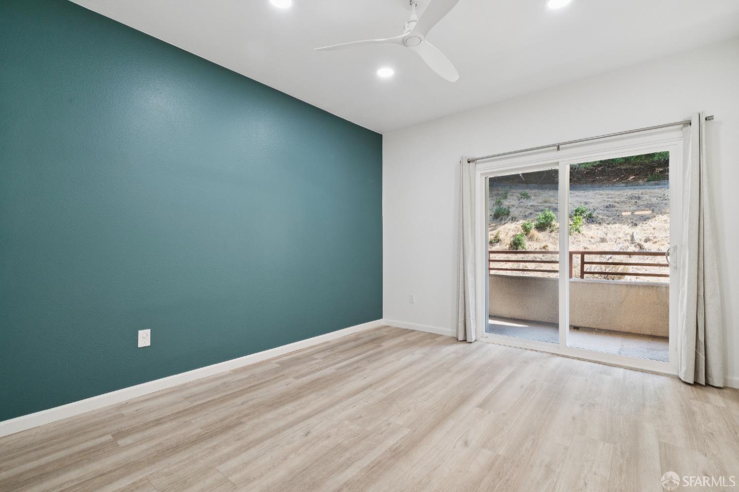 Detail Gallery Image 9 of 33 For 200 Caldecott Ln #208,  Oakland,  CA 94618 - 2 Beds | 2 Baths