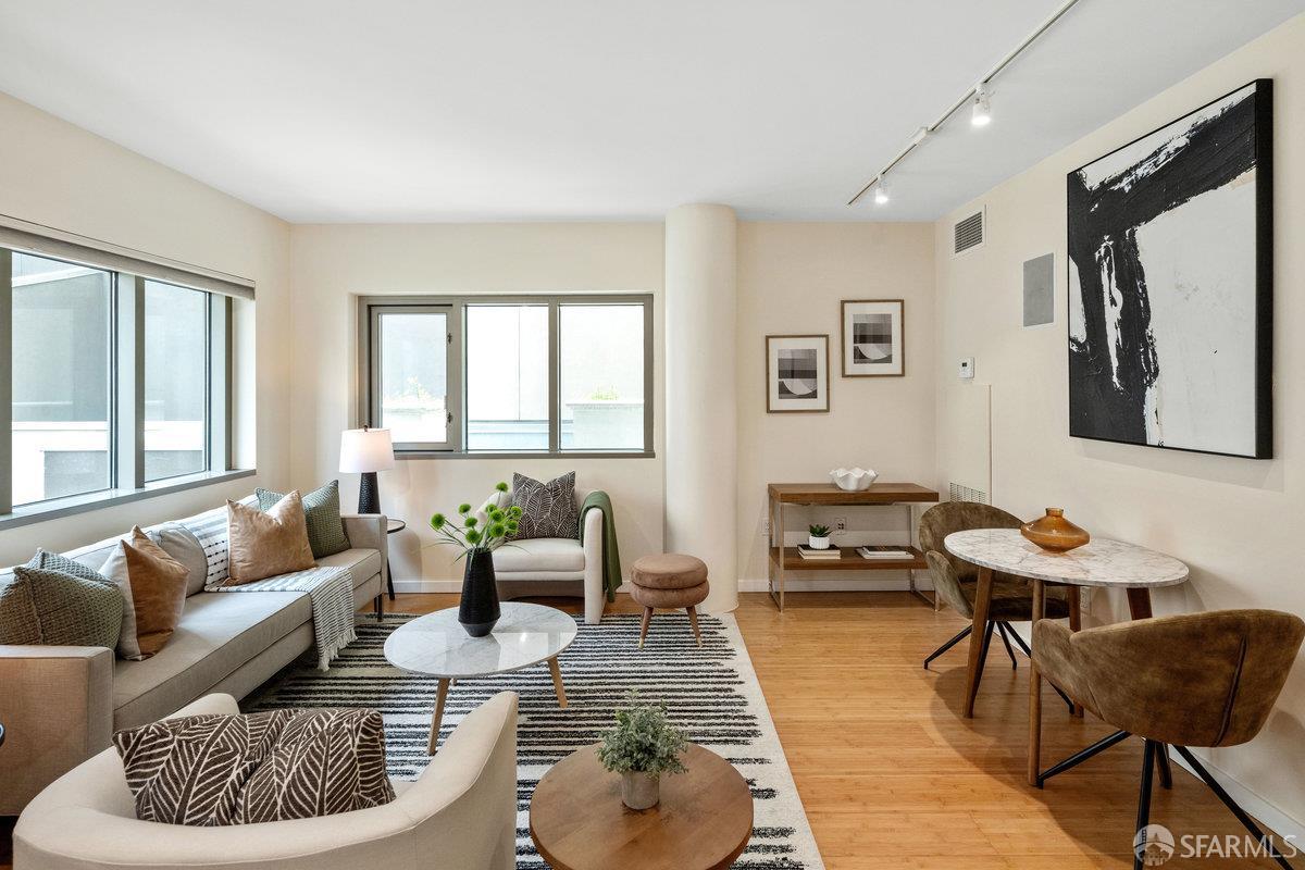 Photo #2: 425048564 Listing 