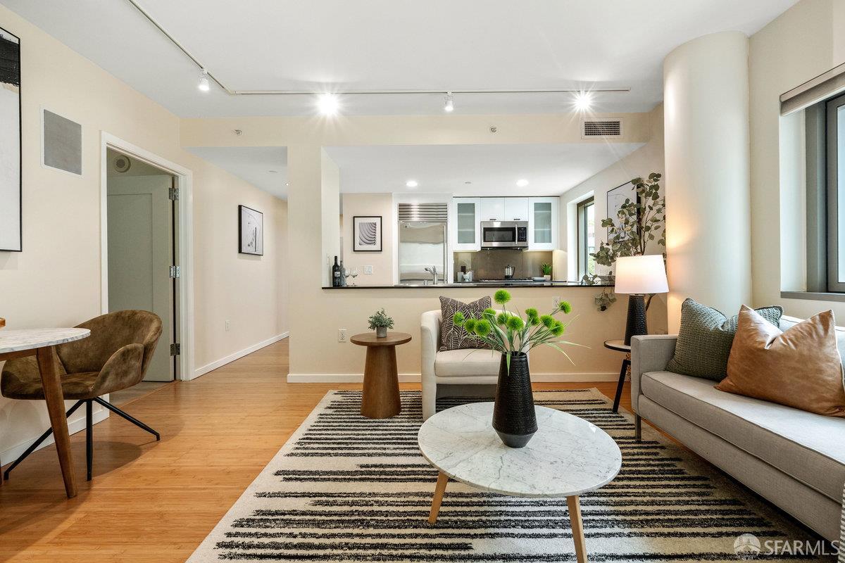 Photo #4: 425048564 Listing 