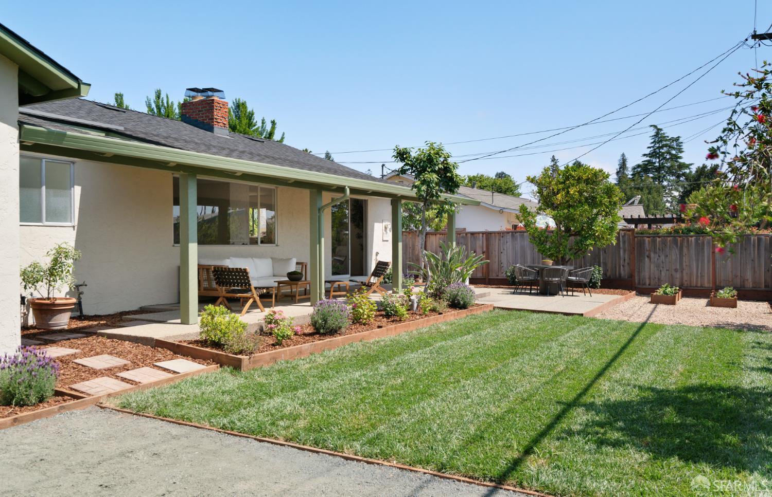 Detail Gallery Image 14 of 31 For 1989 Scott Ln, Los Altos,  CA 94024 - 4 Beds | 2/1 Baths
