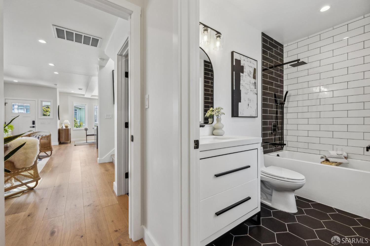 Detail Gallery Image 28 of 66 For 57 Niagara Ave, San Francisco,  CA 94112 - 5 Beds | 4/1 Baths