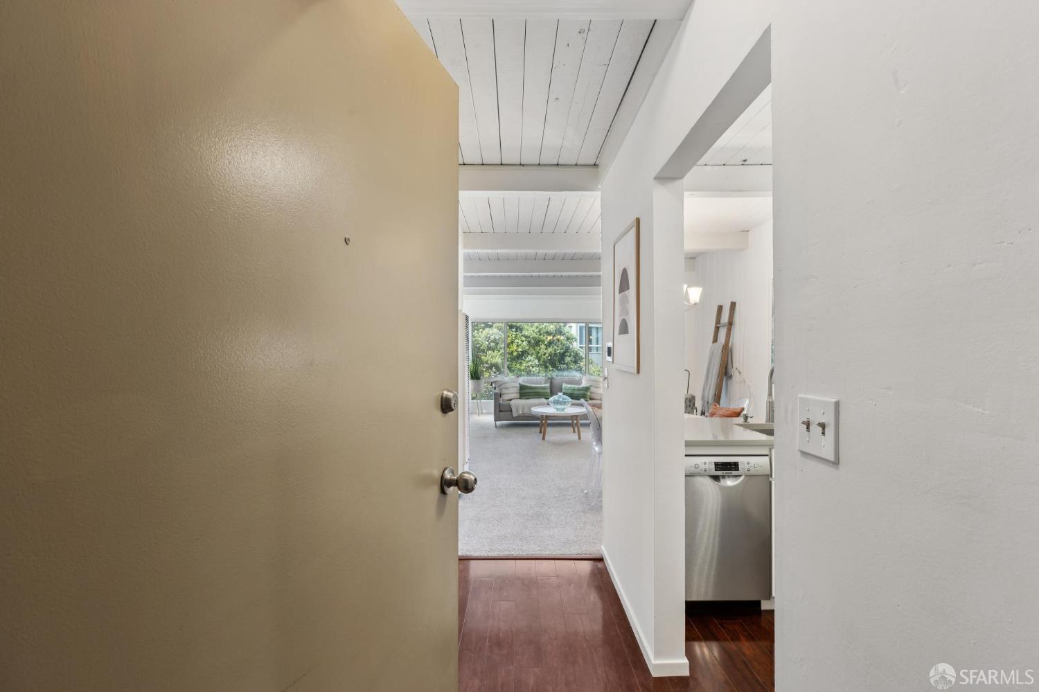 Photo #2: 425048421 Listing 