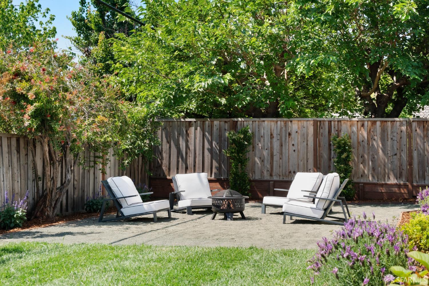 Detail Gallery Image 12 of 31 For 1989 Scott Ln, Los Altos,  CA 94024 - 4 Beds | 2/1 Baths