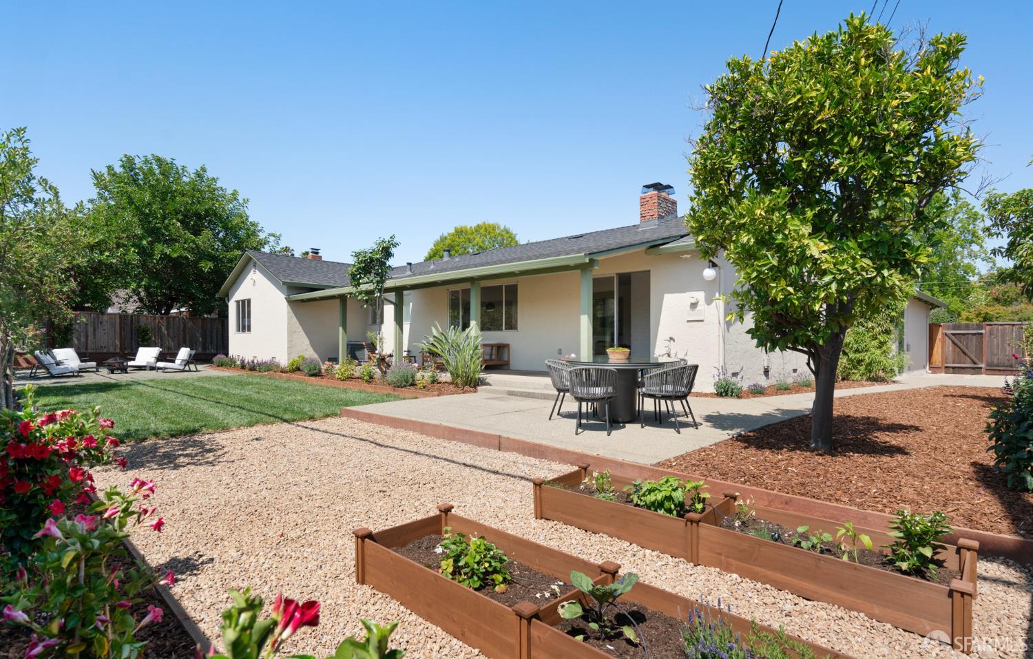 Detail Gallery Image 10 of 31 For 1989 Scott Ln, Los Altos,  CA 94024 - 4 Beds | 2/1 Baths