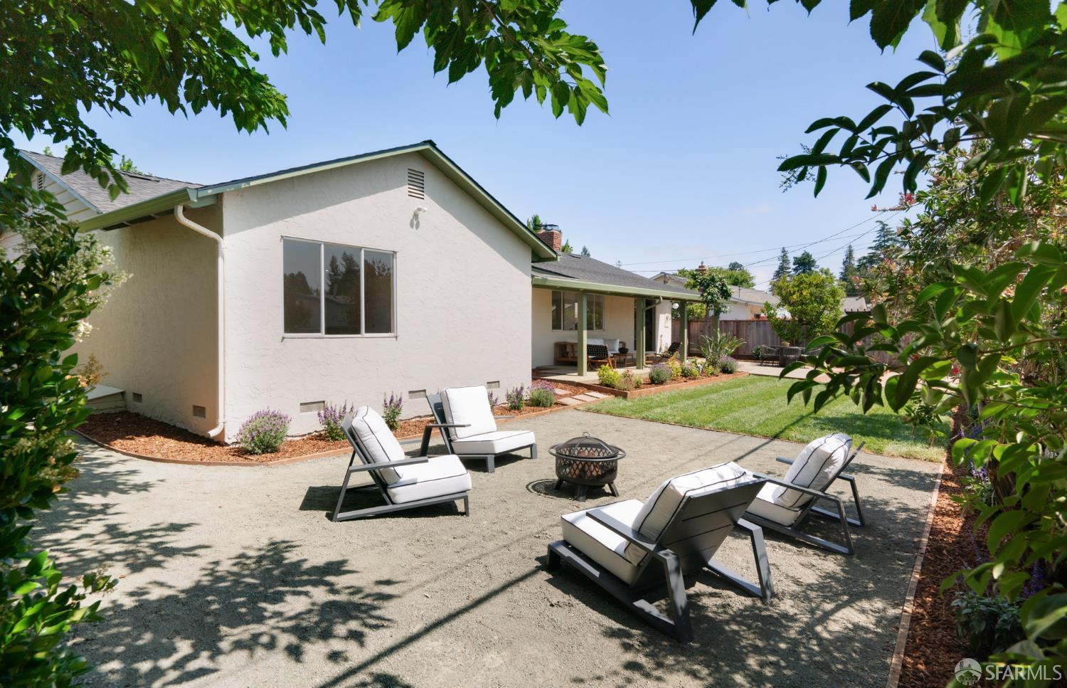 Detail Gallery Image 13 of 31 For 1989 Scott Ln, Los Altos,  CA 94024 - 4 Beds | 2/1 Baths