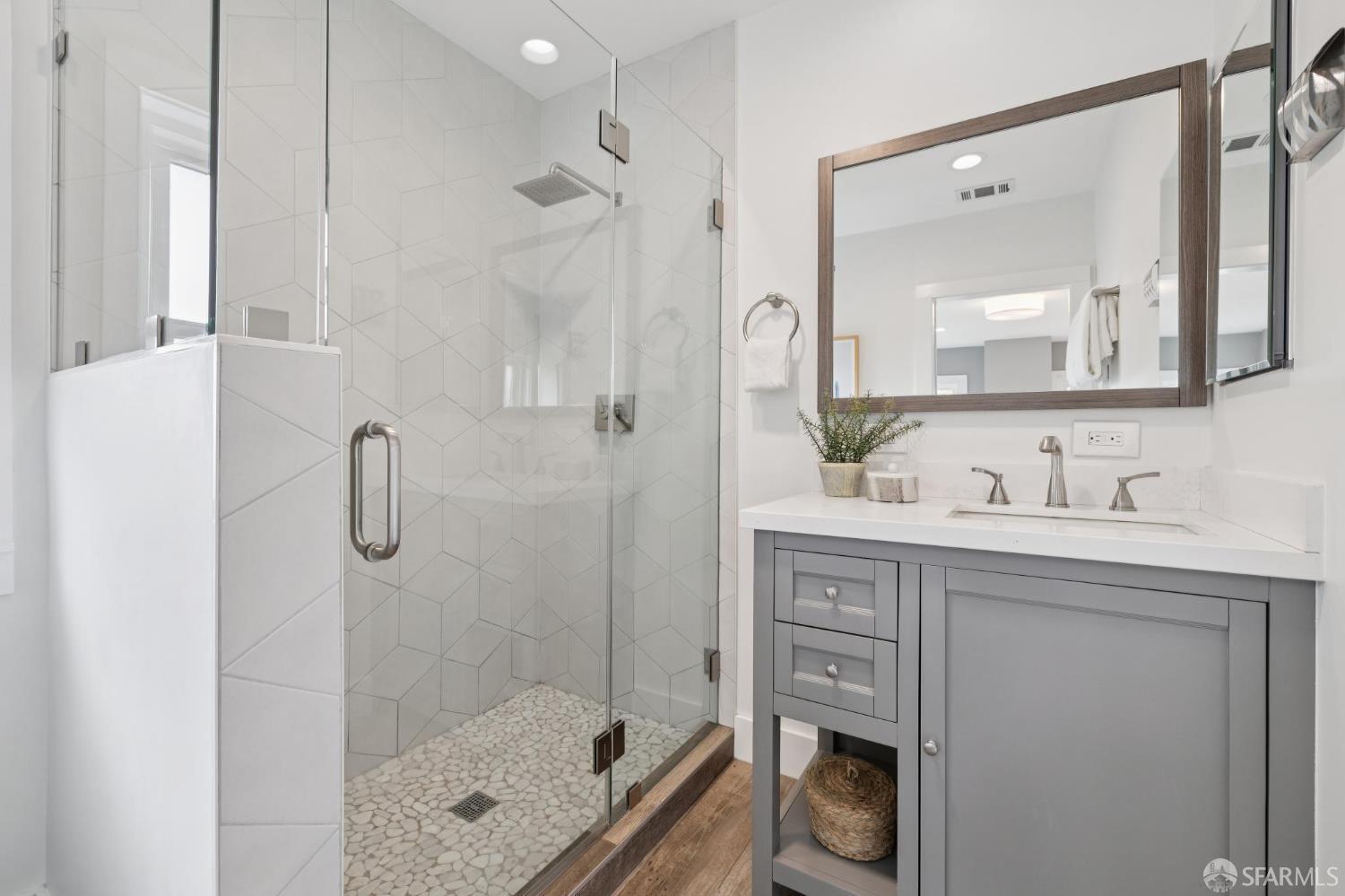 Detail Gallery Image 34 of 47 For 4145 Emerald St, Oakland,  CA 94609 - 2 Beds | 2/1 Baths