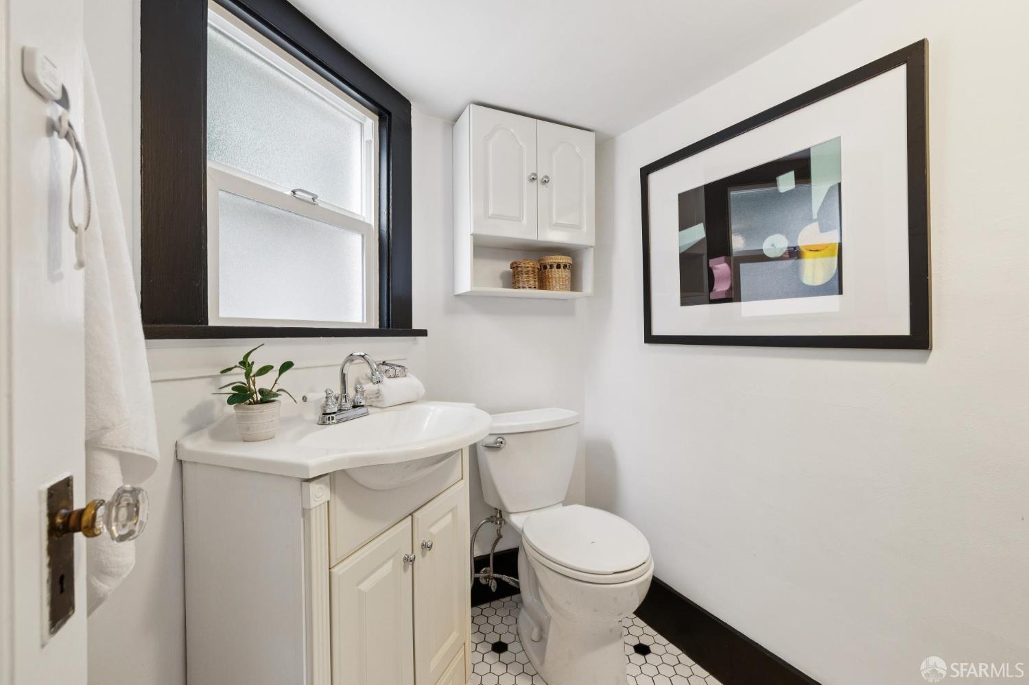 Detail Gallery Image 16 of 47 For 4145 Emerald St, Oakland,  CA 94609 - 2 Beds | 2/1 Baths