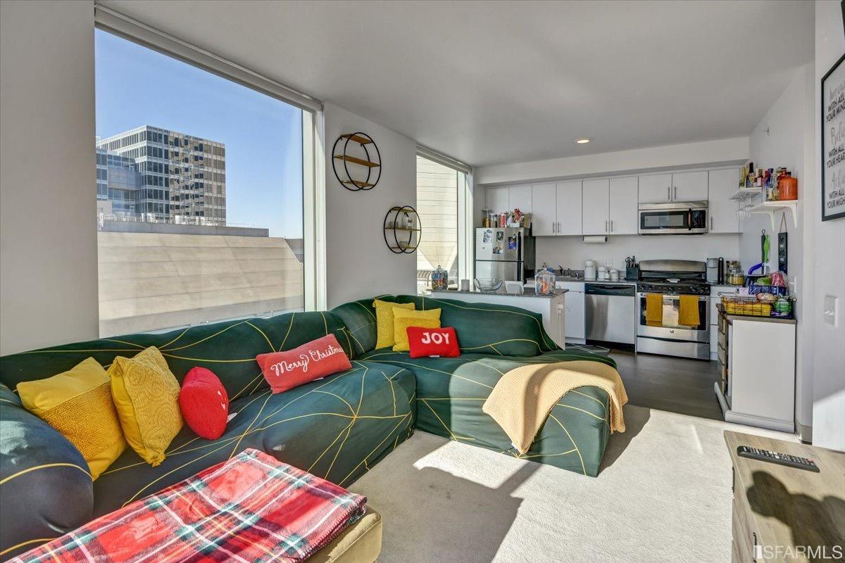 Photo #4: 425049965 Listing 